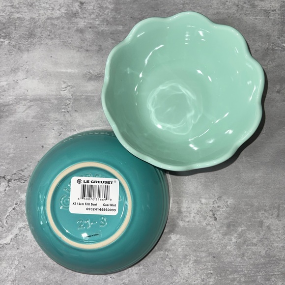 Le Creuset Frill Bowls Set of 2 - Picture 5 of 5